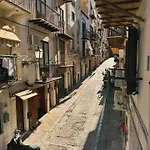 Апартаменти Stylish Steps From The *