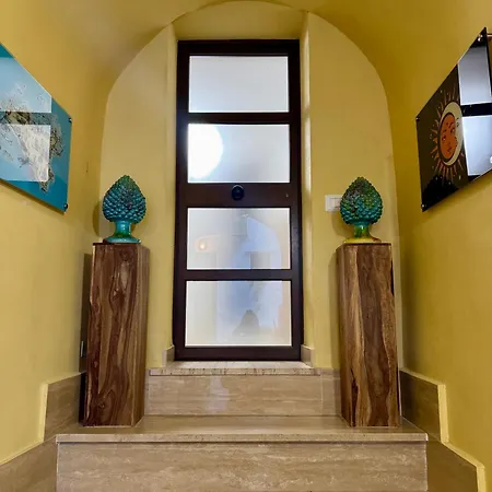 Apartman Stylish Steps From The