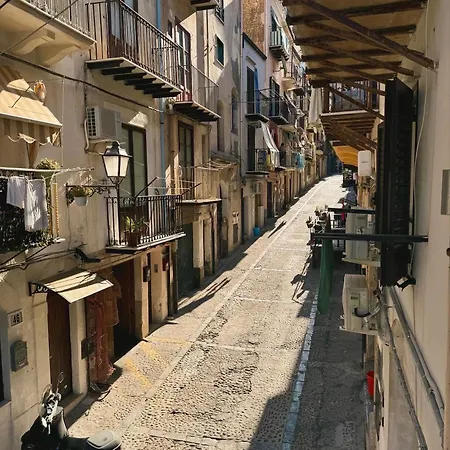 Apartman Stylish Steps From The *