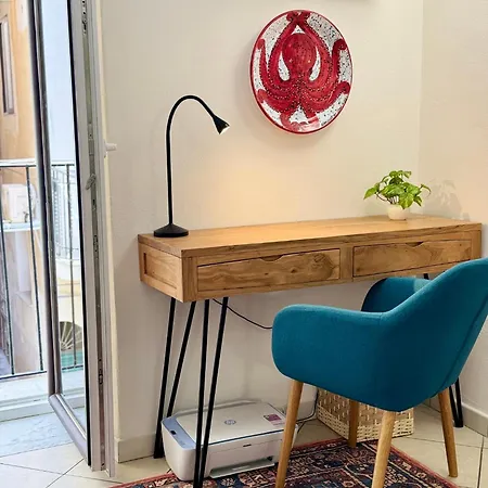 Apartman Stylish Steps From The