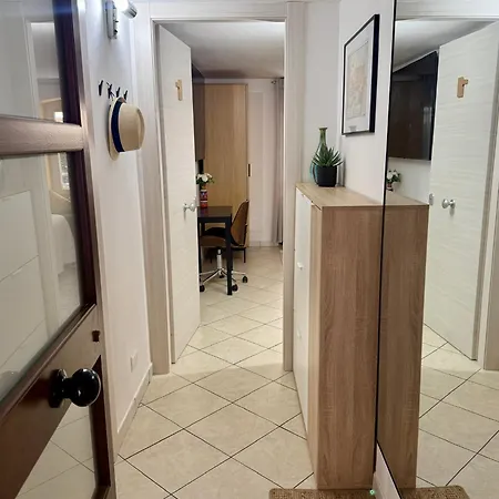 Apartman Stylish Steps From The *