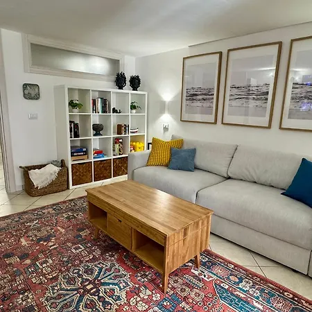 Appartement Stylish Steps From The