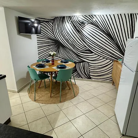 Stylish Steps From The Appartement