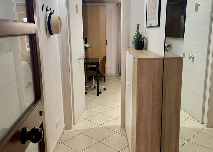 Appartamento Stylish Steps From The *