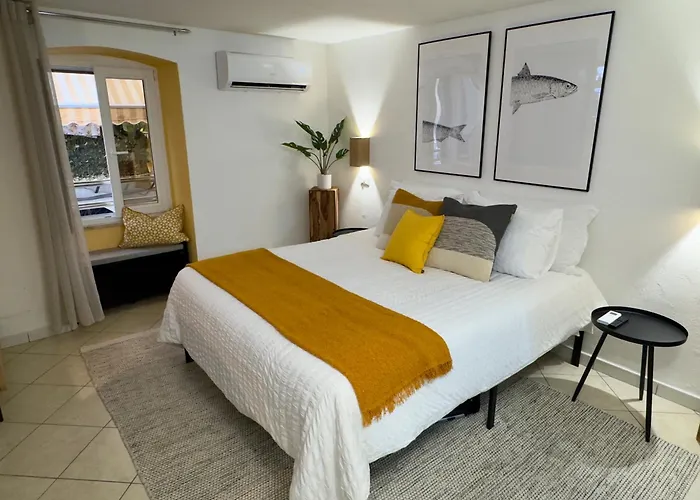 Apartment Stylish Steps From The Cefalu