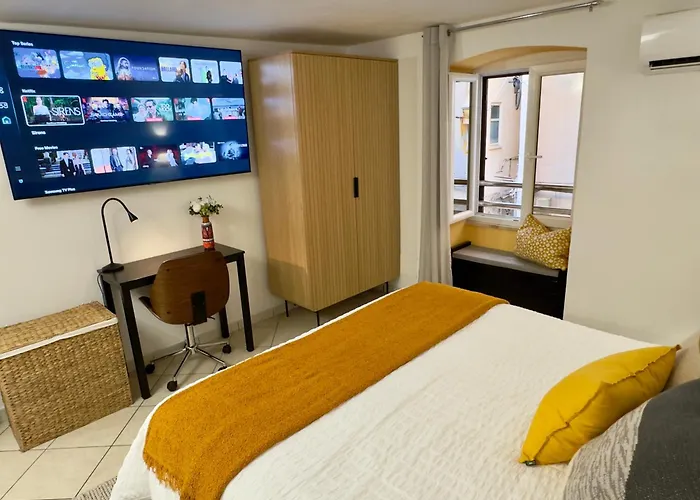 Stylish Steps From The Апартаменты Чефалу